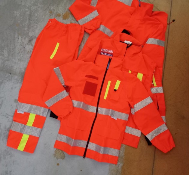 STOCK 3 WATERPROOF JACKETS + 1 WATERPROOF TROUSERS